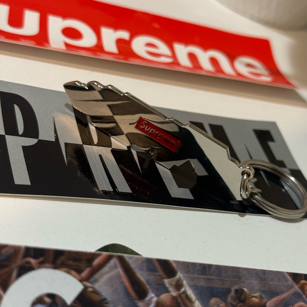 Supreme Delta Logo Keychain Black - Picture 2 of 3